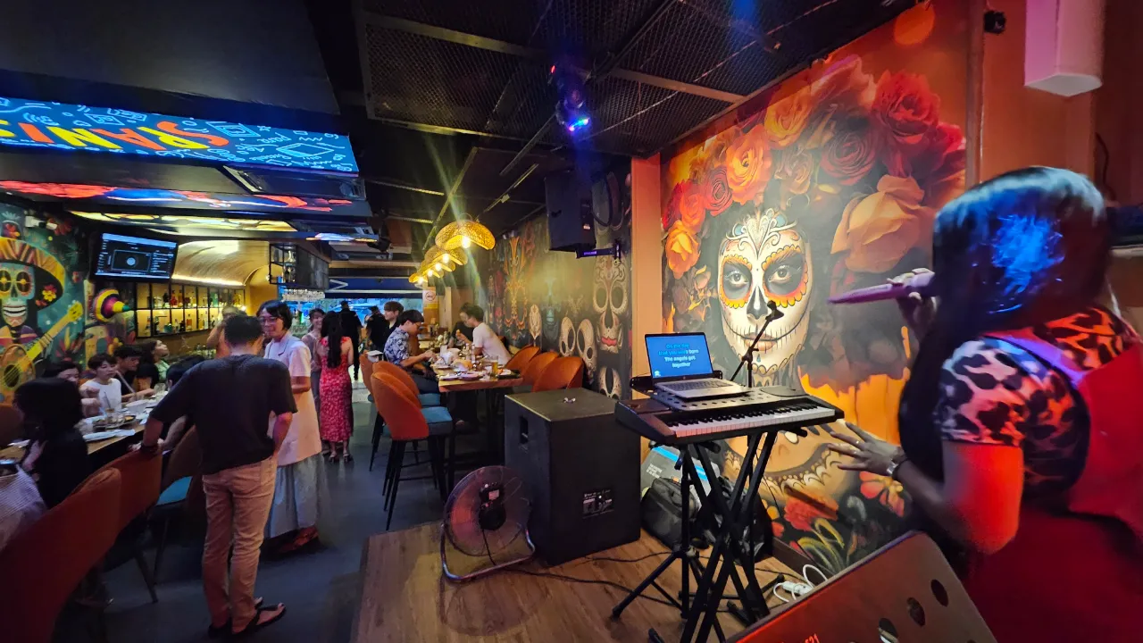 Live band playing to a full, neon-lit La Vida dining room